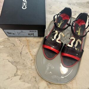 CHANEL Navy & red patent leather sandals 😍